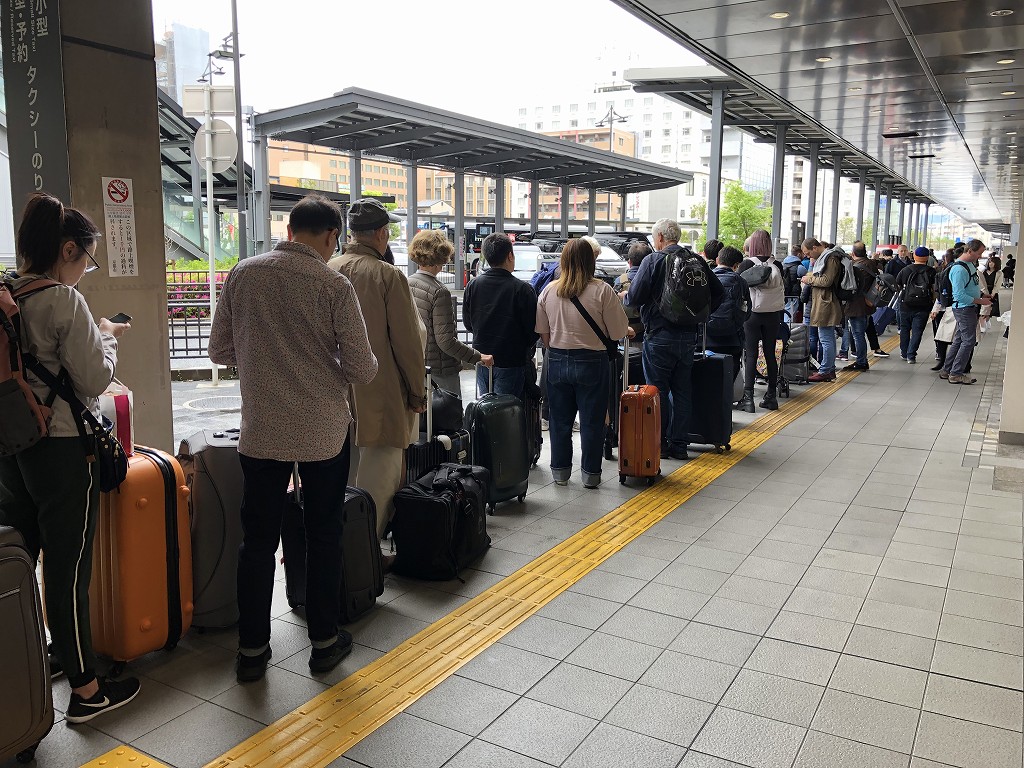 京都駅の新幹線口のタクシー待ちの行列