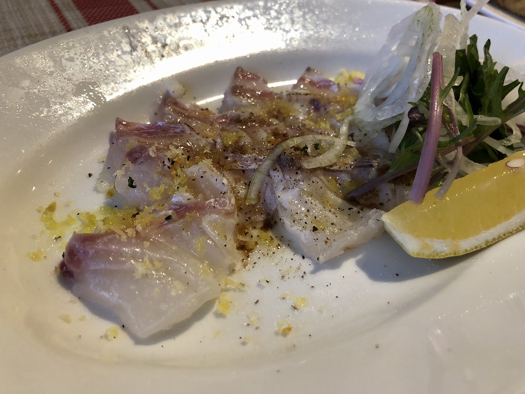 スペインのシャティバの鯛のカルパッチョ