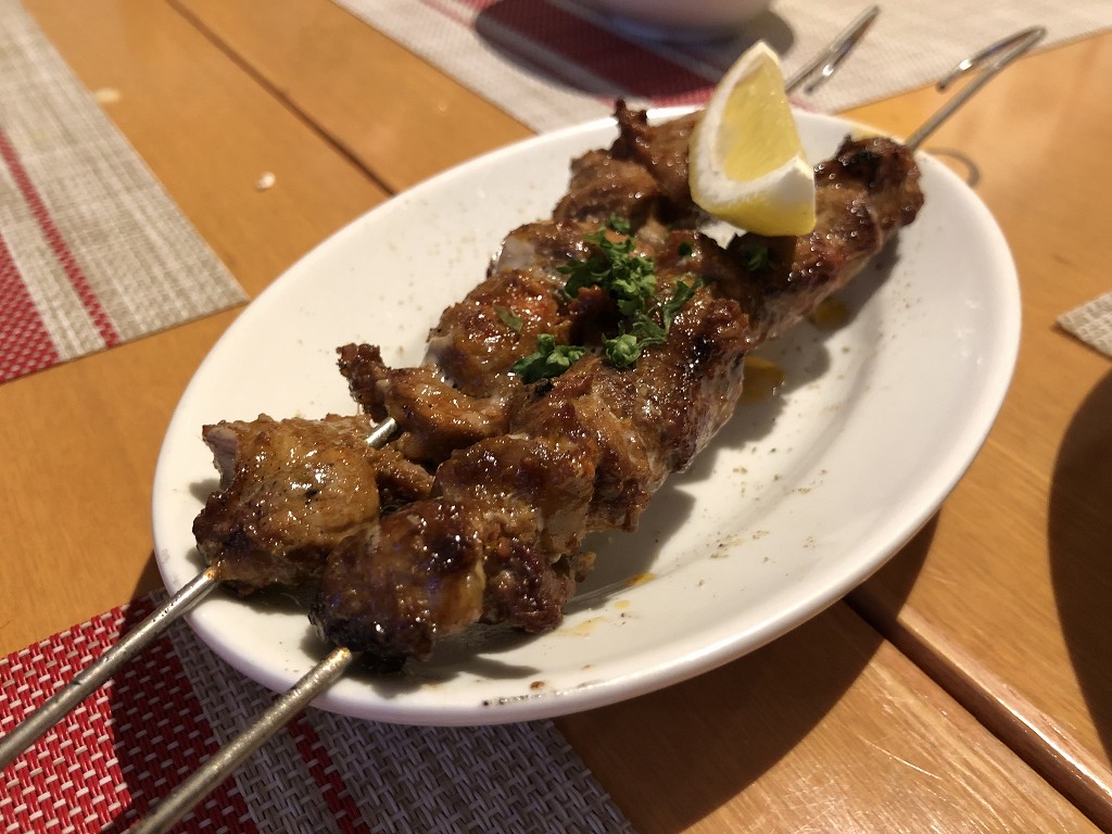 スペインのシャティバの羊串