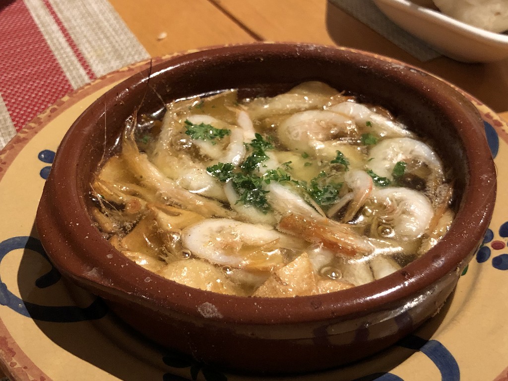 スペインのシャティバの白エビのアヒージョ