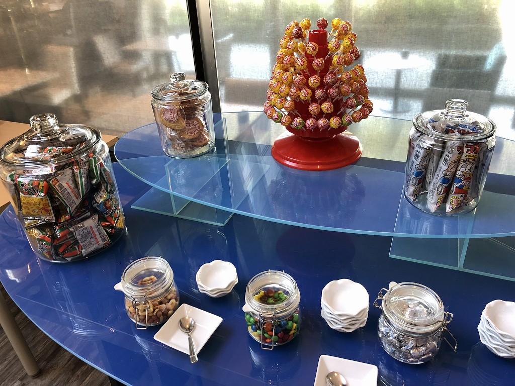 琵琶湖マリオットホテルのラウンジのお菓子