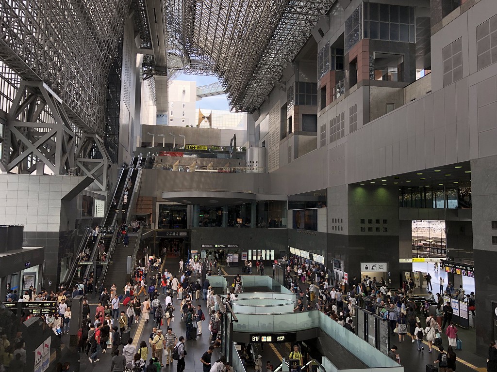 混雑している京都駅