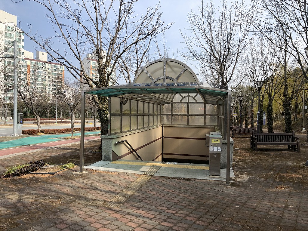 蔚山文殊サッカースタジアムの道路の反対側のバス停