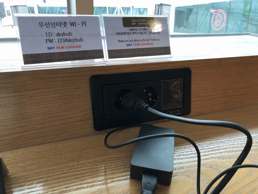 金海空港のSKY HUB LOUNGEの窓際席3