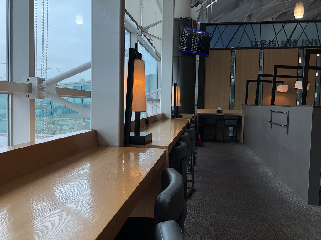 金海空港のSKY HUB LOUNGEの窓際席1