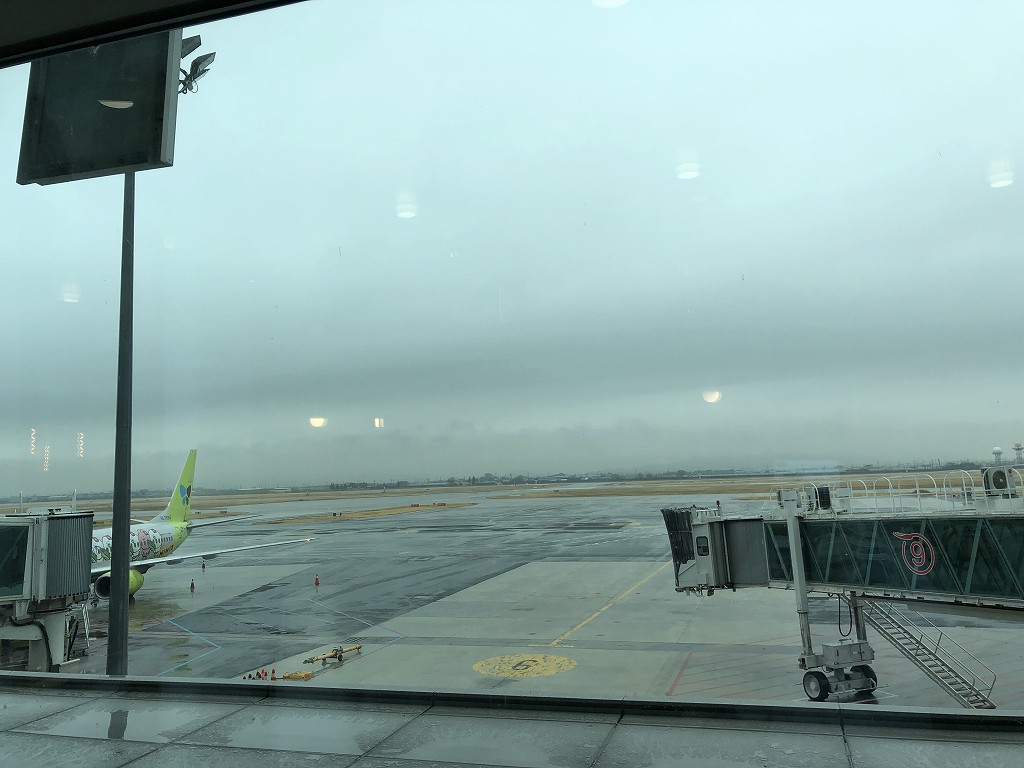金海空港のSKY HUB LOUNGEの窓際席2