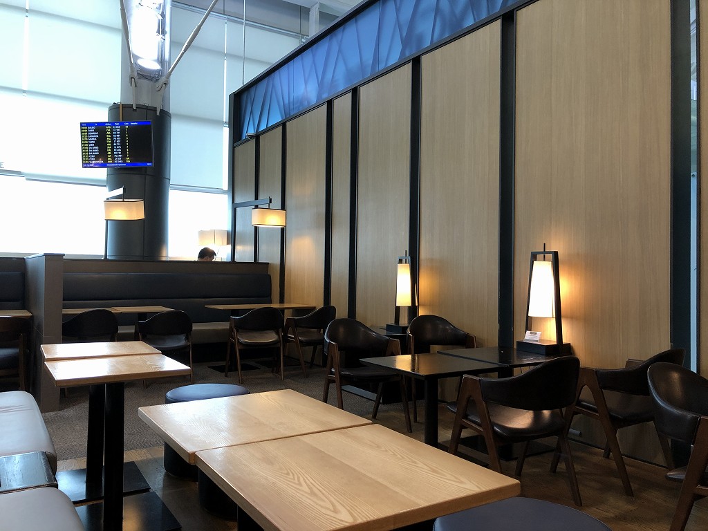 金海空港のSKY HUB LOUNGEのテーブル