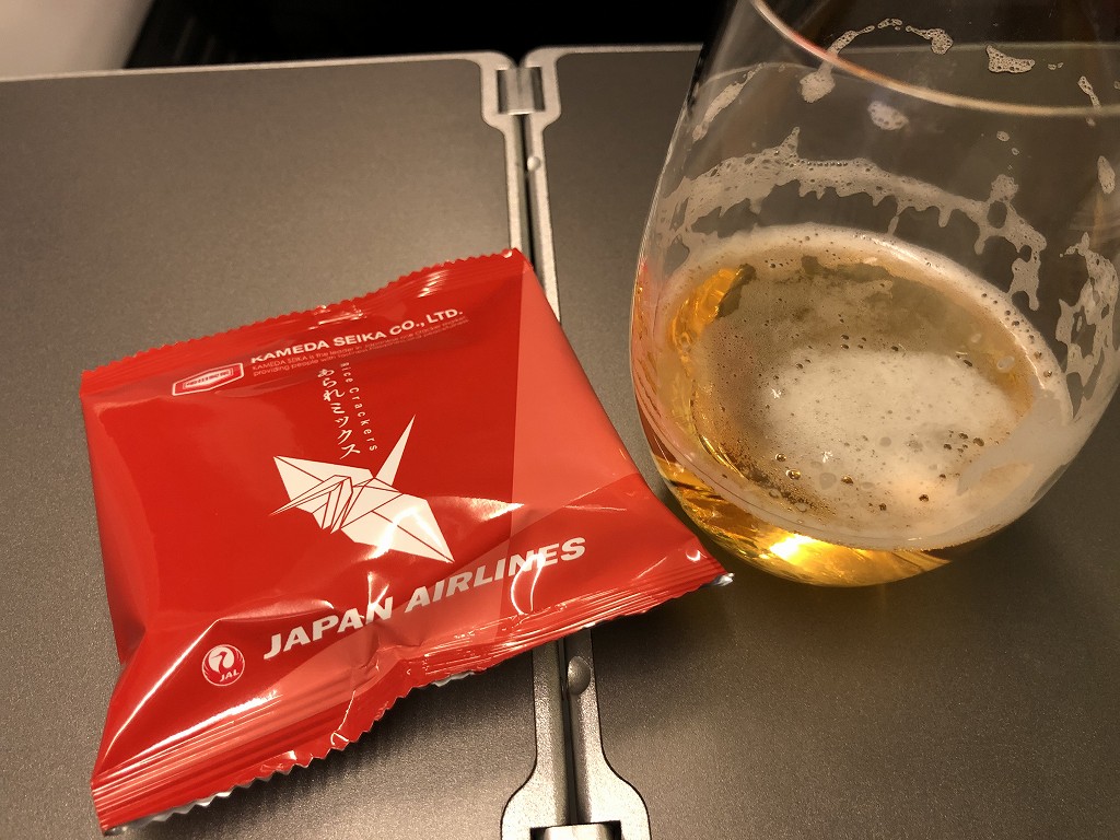 JAL958便のビジネスクラスのビールとつまみ