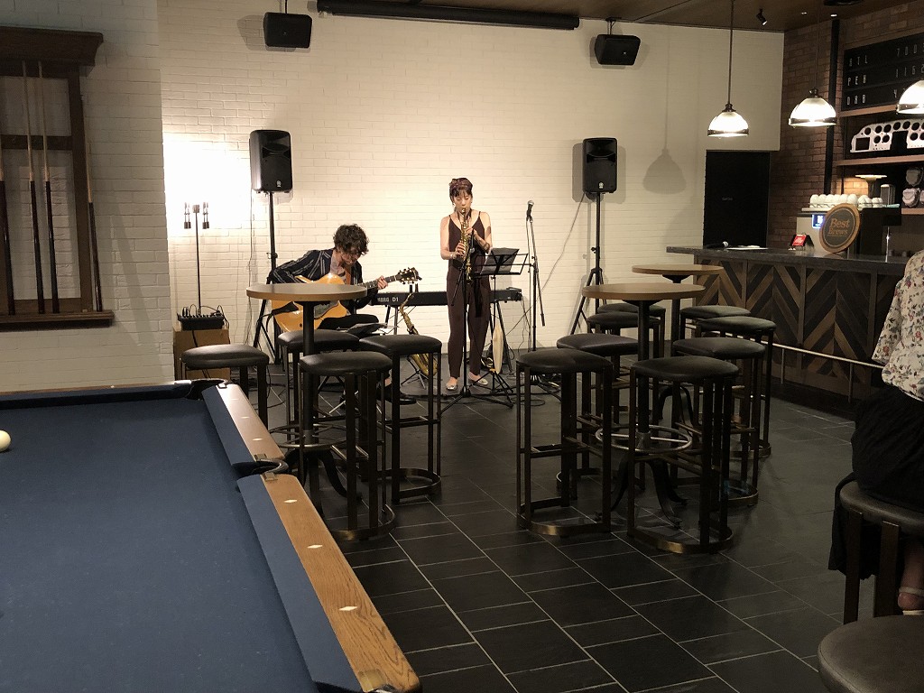 フォーポイントバイシェラトン名古屋中部国際空港のバーラウンジでジャズの演奏