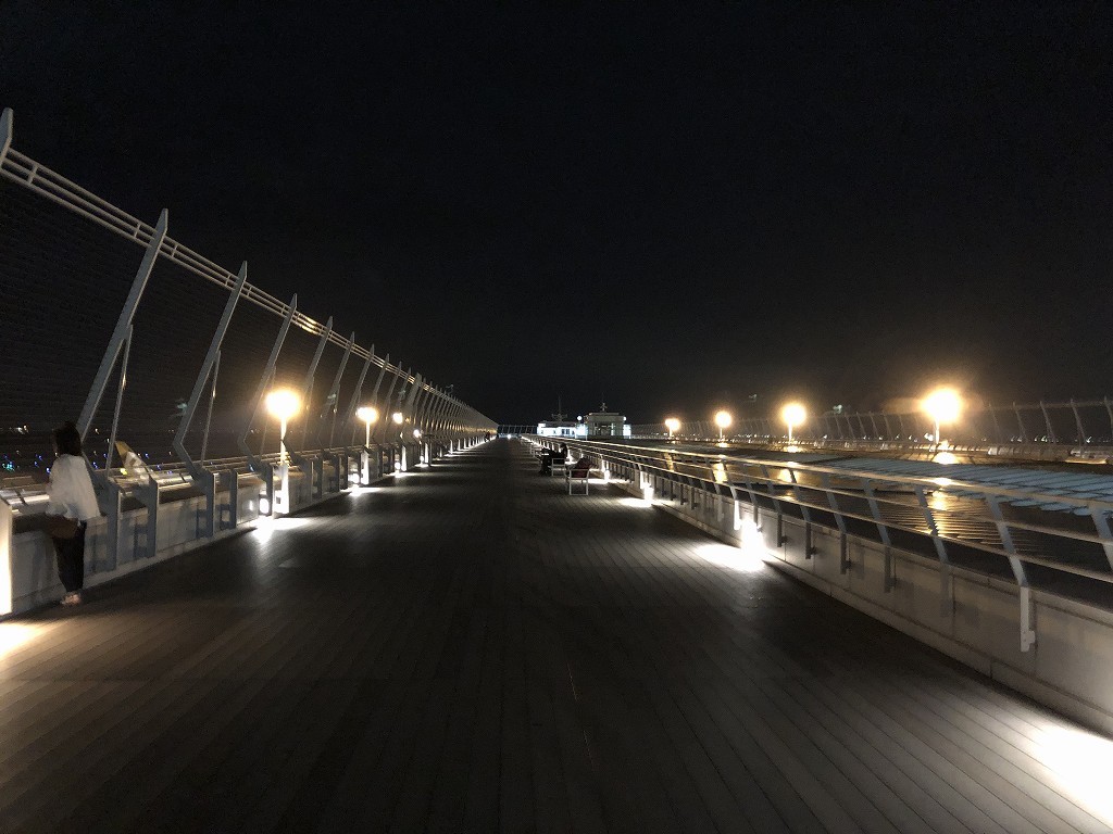 夜のセントレアの展望デッキ1