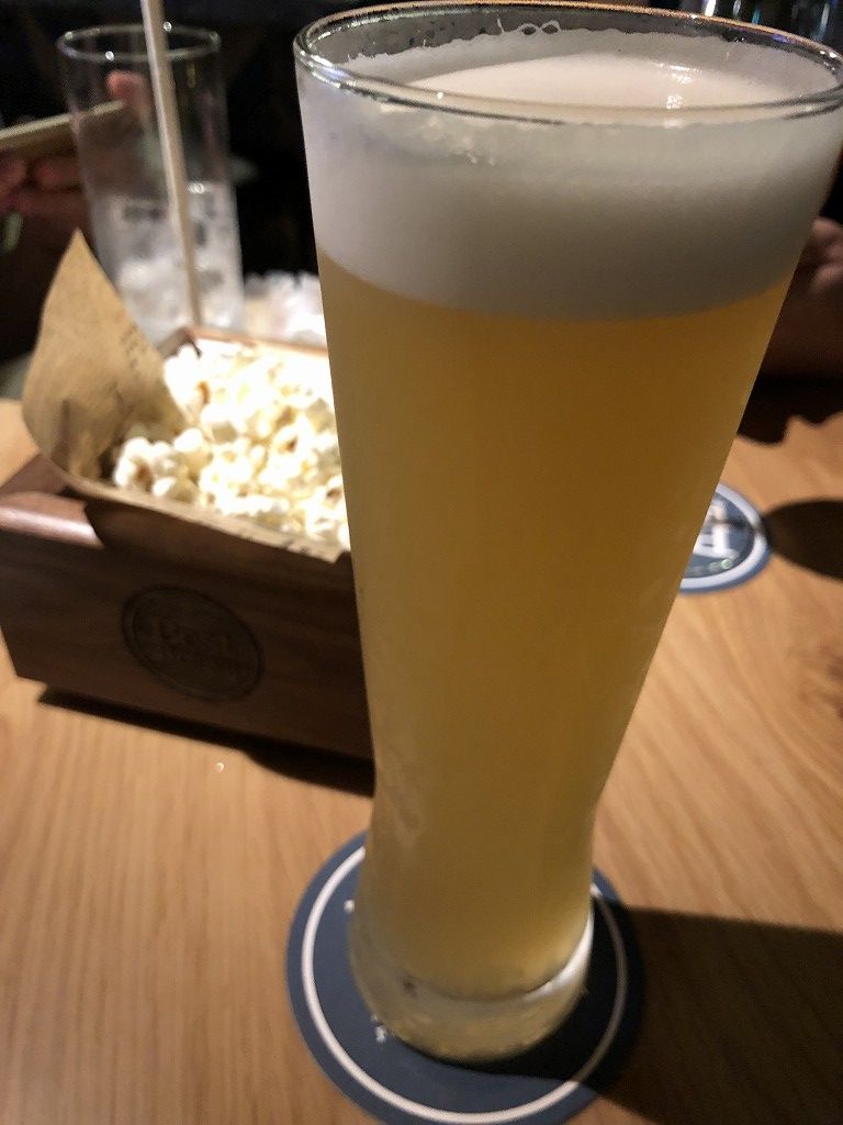 フォーポイントバイシェラトン名古屋中部国際空港のバーラウンジでビール