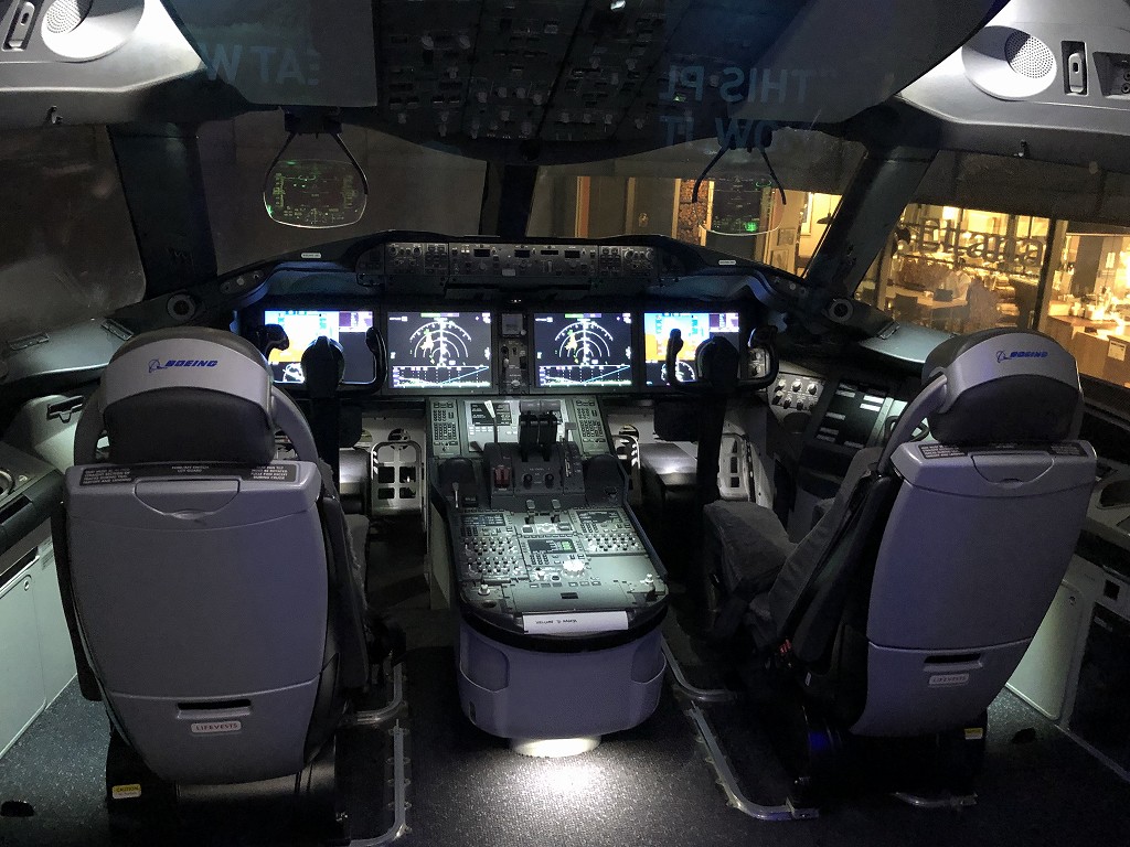 「FLIGHT OF DREAMS」のボーイング787のコックピット