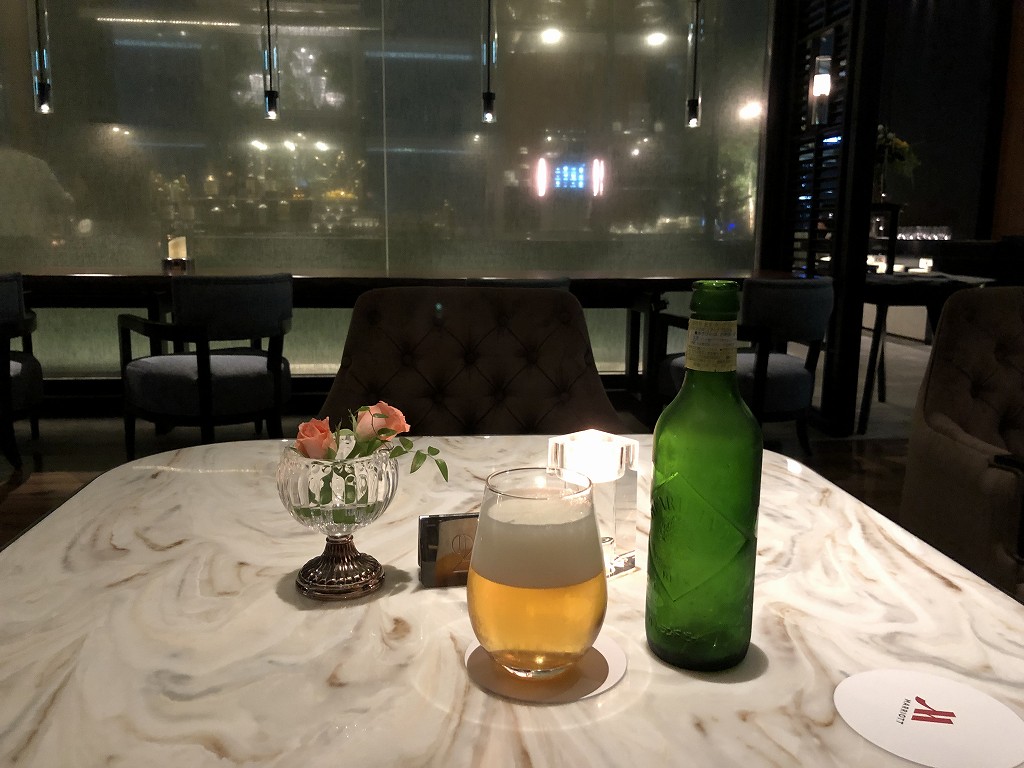 名古屋マリオットアソシアホテルのコンシェルジュラウンジでビール