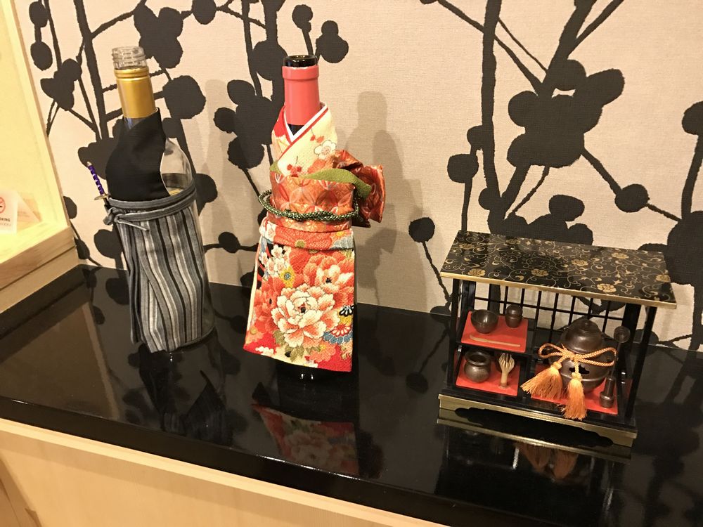京都のAirbnbの家のキッチンの棚の上の置物