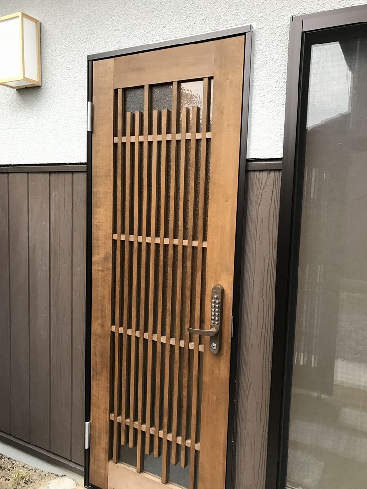 京都のAirbnbの家の玄関のドア