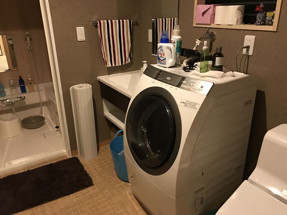 京都のairbnb宿のドラム式洗濯機