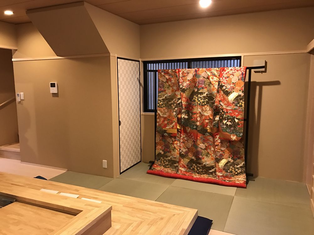 京都のAirbnbの家の1階リビングの着物
