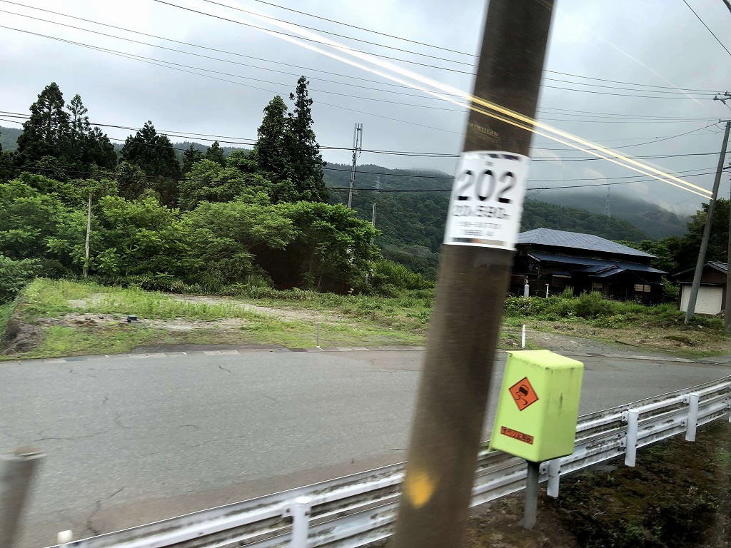 在来線を走るつばさ137号