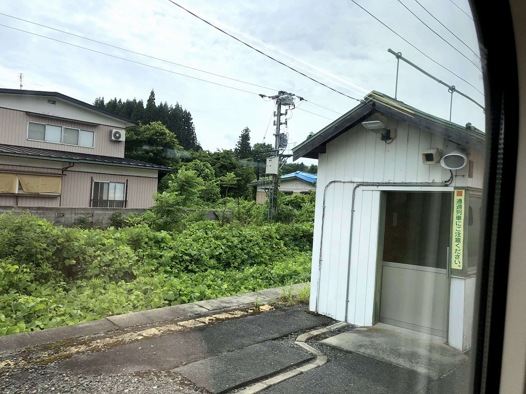関根駅を通過するつばさ137号