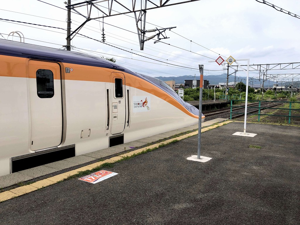 赤湯駅に停車中のつばさ137号