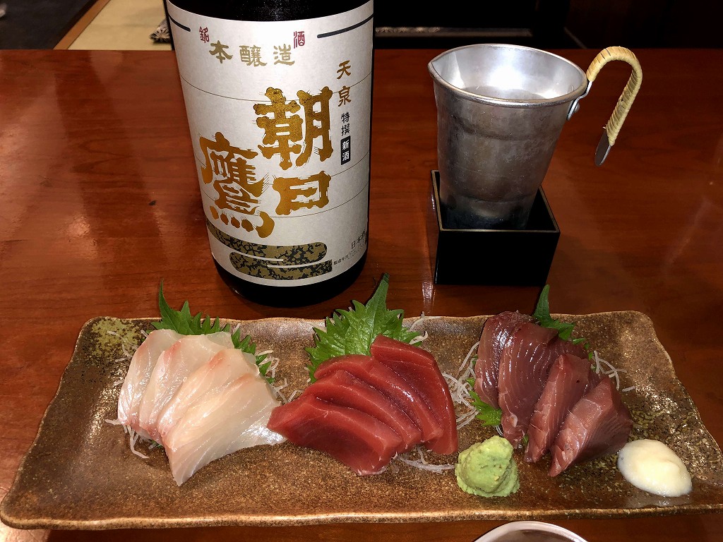 赤湯の「海鮮炭焼まるき」の刺盛りと朝日鷹