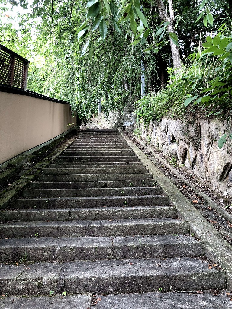 赤湯の烏帽子山八幡宮に行く急階段2