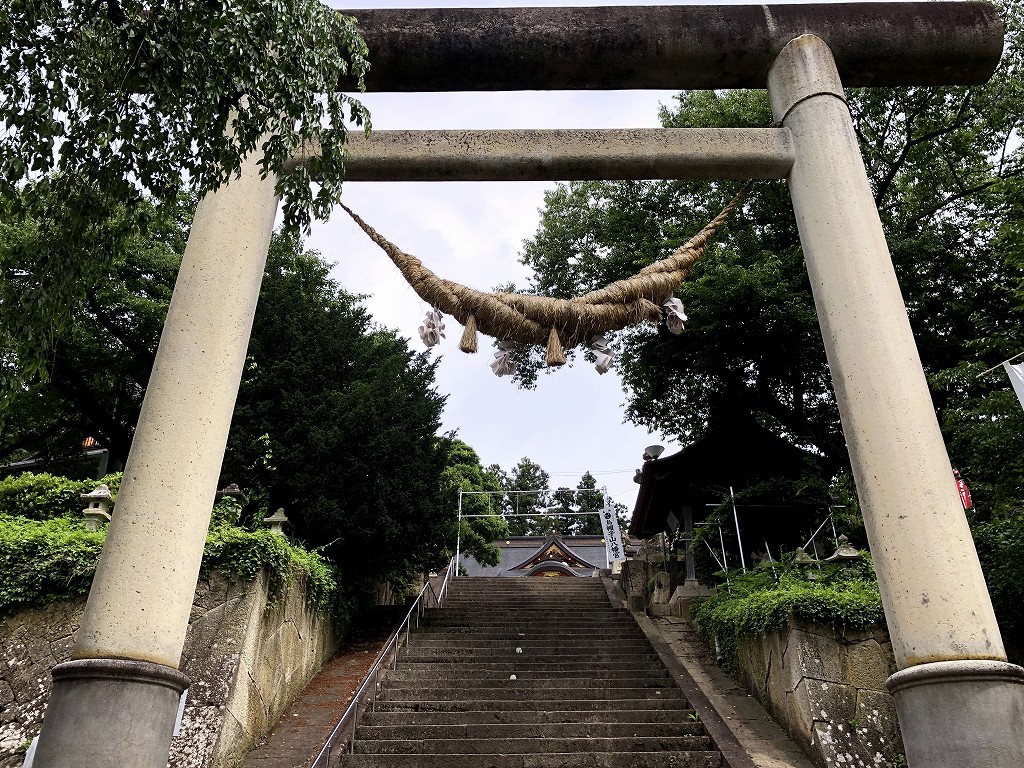 赤湯の烏帽子山八幡宮の継ぎ目なしの石鳥居としては日本一大きい鳥居1