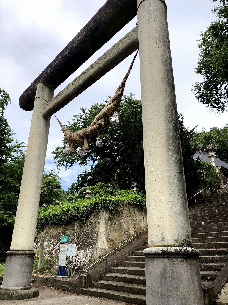 赤湯の烏帽子山八幡宮の継ぎ目なしの石鳥居としては日本一大きい鳥居2