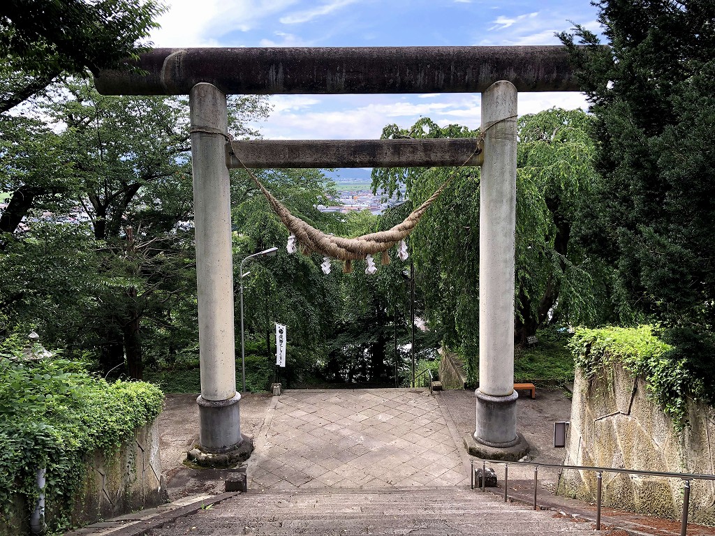 赤湯の烏帽子山八幡宮の継ぎ目なしの石鳥居としては日本一大きい鳥居3