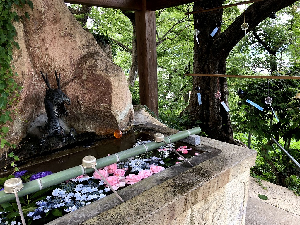 赤湯の烏帽子山八幡宮の手水車の季節の花1