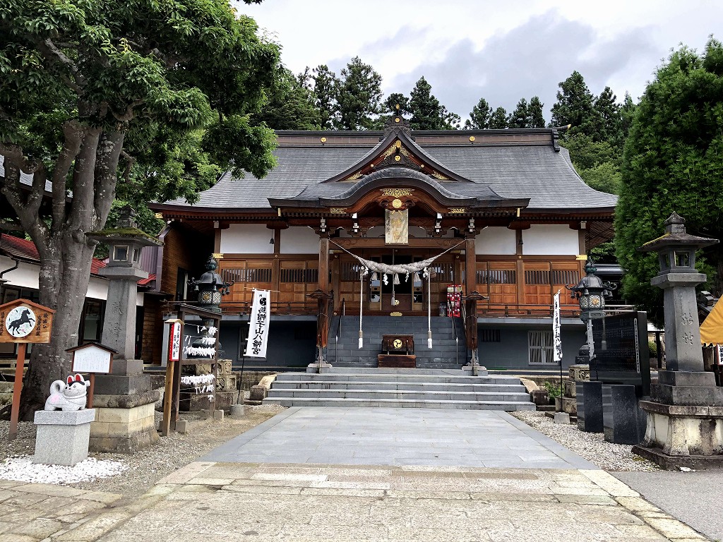 赤湯の烏帽子山八幡宮の拝殿