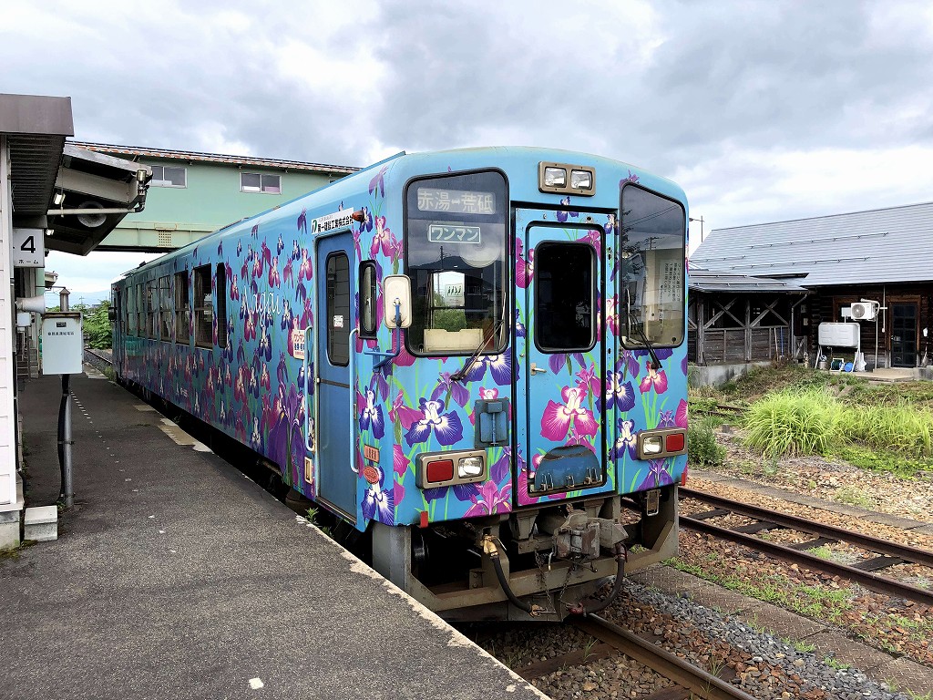 赤湯駅に停車中のフラワー長井線1