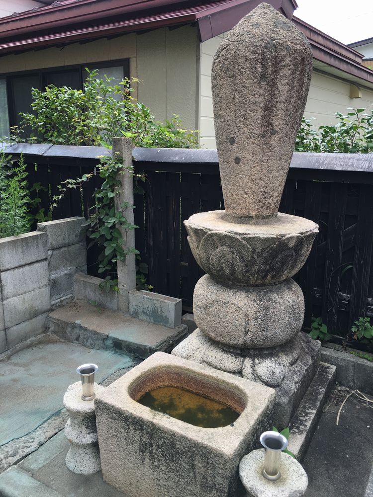 帰命寺の石田三成の墓碑