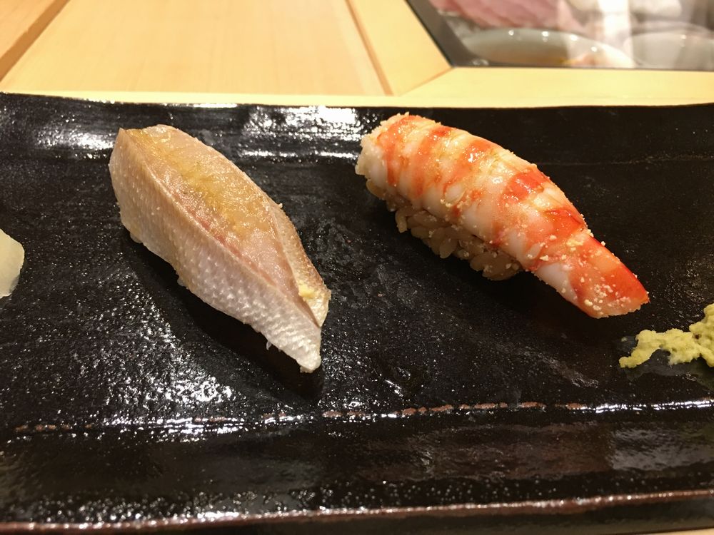 秋田のすし匠の車海老とかすごの握り
