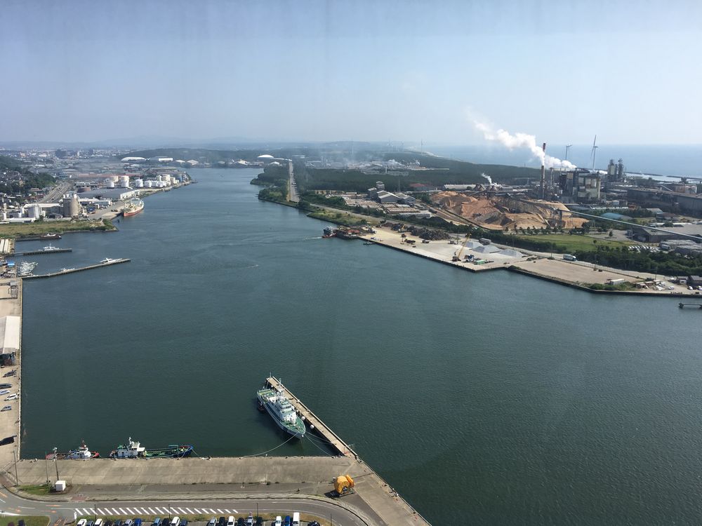 秋田運河（旧雄物川）と日本製紙の秋田工場