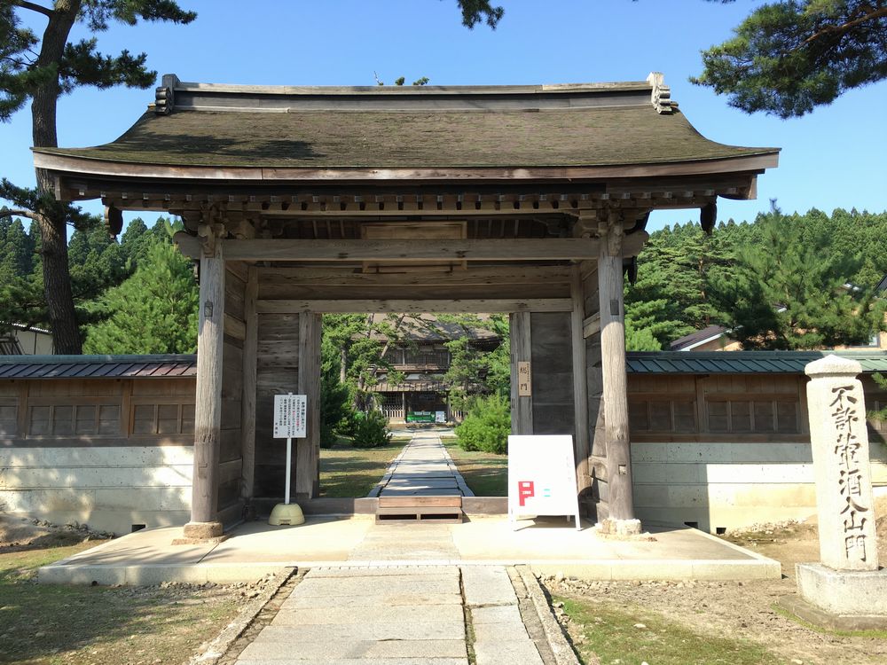秋田の天徳寺の総門