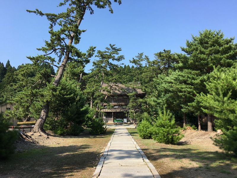 秋田の天徳寺の総門を抜けたところ