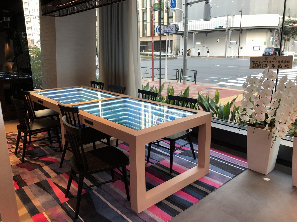 アロフト東京銀座のフロントのテーブル