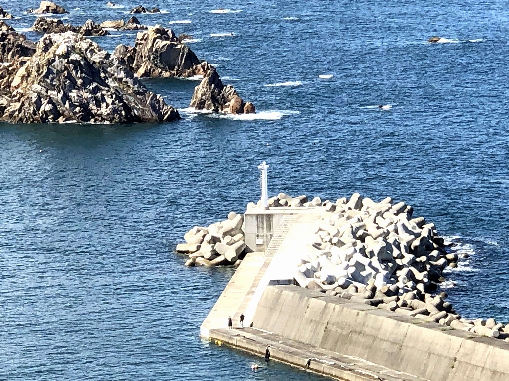 小袖海岸のヒロシの監視小屋から灯台2