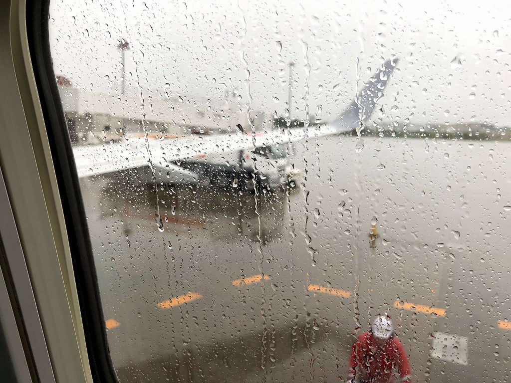 雨の青森空港