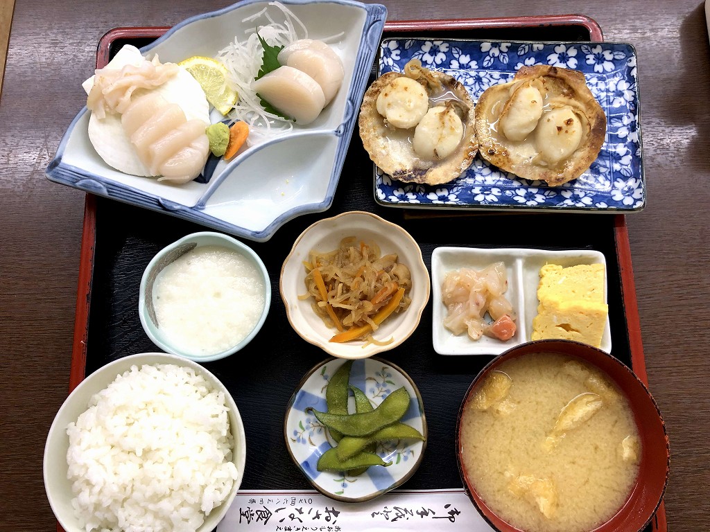 青森駅近くの「おさない」のほたて組み合わせ定食1