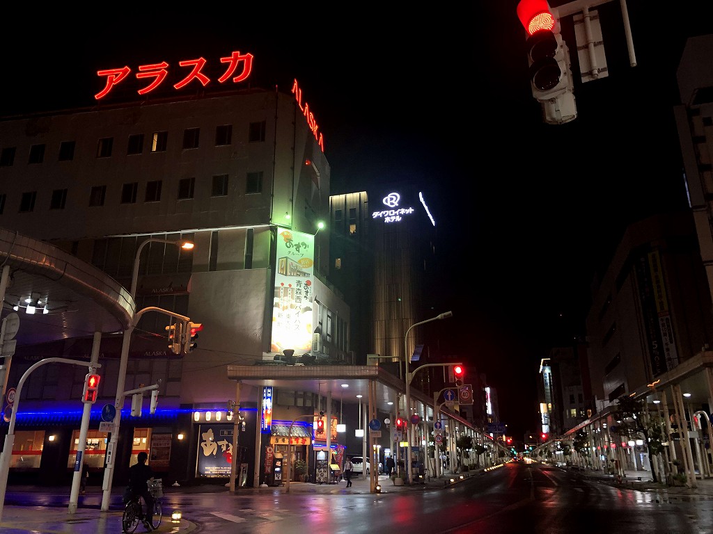 夜の青森駅前のメインストリート