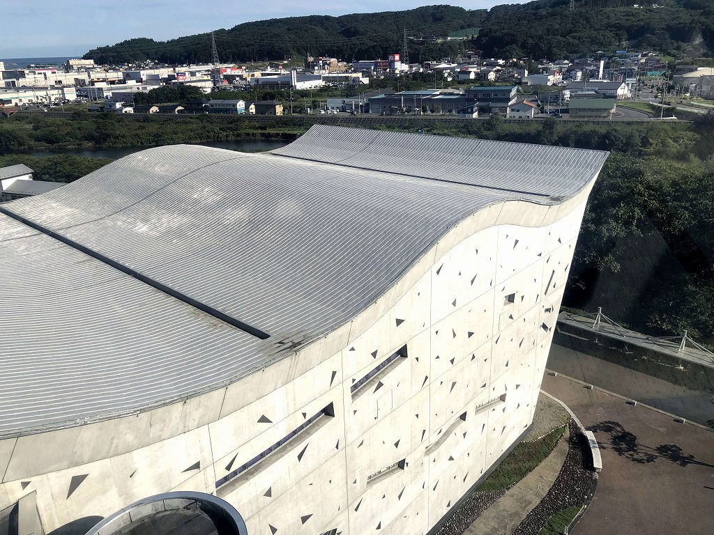久慈市のアンバーホールのうねうね屋根
