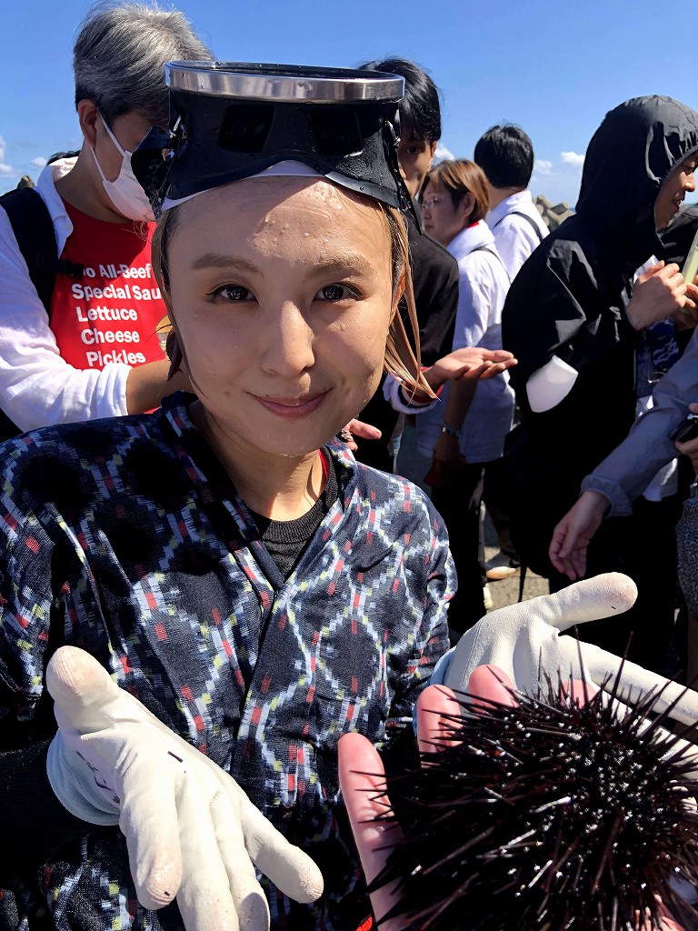 小袖海岸の海女さんとウニ