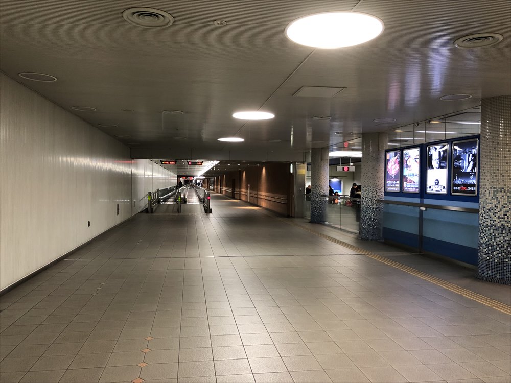 羽田空港のANAとJALをつなぐ通路