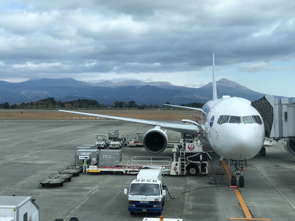 鹿児島空港から見た霧島連山