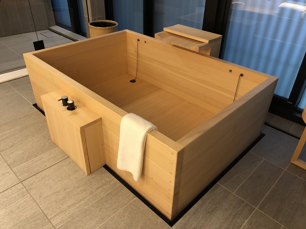 アマン京都の「芒」の檜風呂2