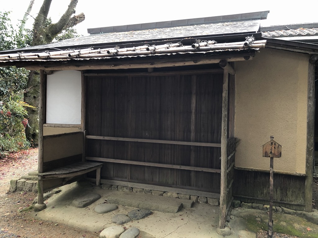 京都の常照寺の丸窓1