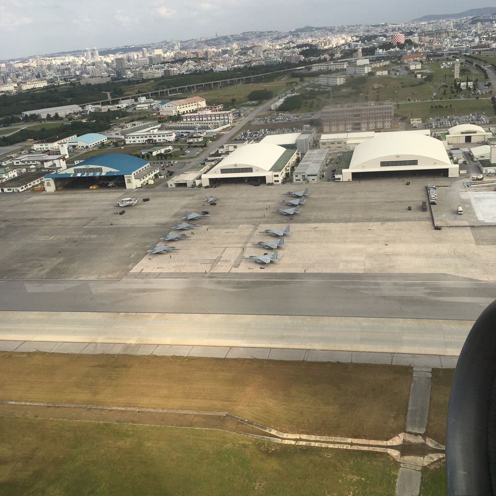 ANA1884便から見た那覇空港の海上自衛隊の戦闘機