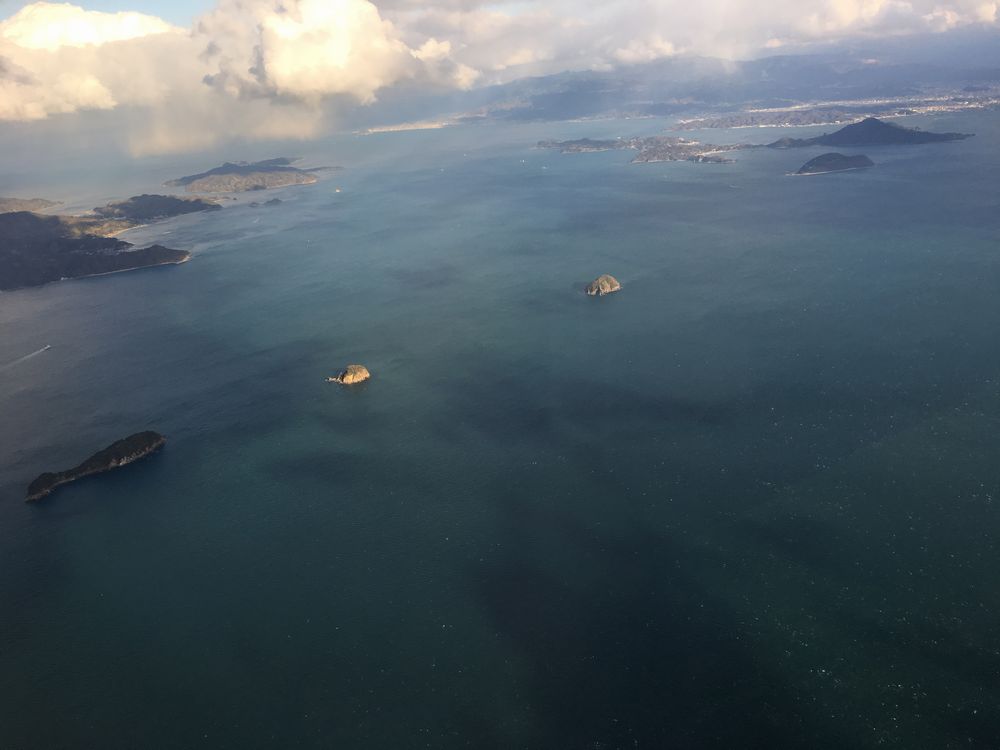 ANA1884便から見た伊予灘の小島